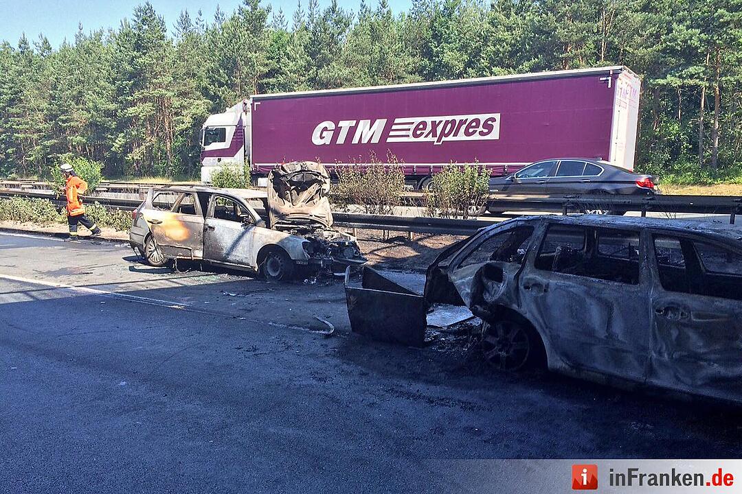Erste Bilder: Autos brennen bei Unfall auf A73 aus - Bruecke beschaedigt