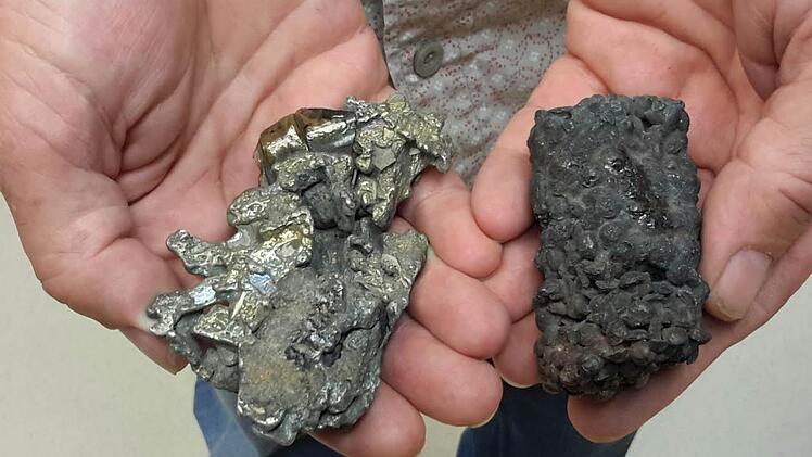 Zeugnisse des Stadtbrandes: Zusammengeschmolzene Schusternägel (rechts) und ein durch Hitze deformiertes Teil einer Kirchenglocke. Foto: Rolf Pralle