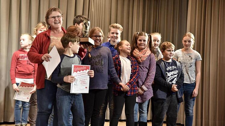 Maria Egglseder und ihre Schauspieler freuten sich sehr über den errungen Wanderpokal "Theaterfränzla". Foto: Gerold Snater