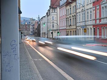 Wird in der Löwenstraße massenhaft die zulässige Höchstgeschwindigkeit überschritten? Ein Video, das ein Anwohner gedreht hat, legt diese Vermutung nahe.  Foto: Ronald Rinklef