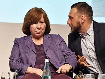 Swetlana Alexijewitsch und ihr Übersetzer Jury Volkov im Bamberger Spiegelsaal der Harmonie  Foto: Ronald Rinklef