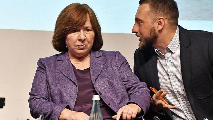 Swetlana Alexijewitsch und ihr Übersetzer Jury Volkov im Bamberger Spiegelsaal der Harmonie  Foto: Ronald Rinklef