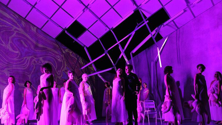 Richard Wagners "Parsifal" feierte Premiere am Landestheater Coburg. Szene aus der Neuinszenierung von Jakob Peters-Messer: Die Blumenmädchenumgarnen Parsifal (Roman Payer)Foto: Andrea Kremper