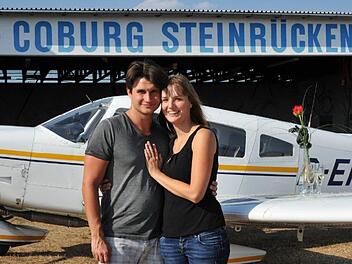 Als Verlobte grüßen: Theresa Wirsing und  Ralf Thronicke.FAG Coburg