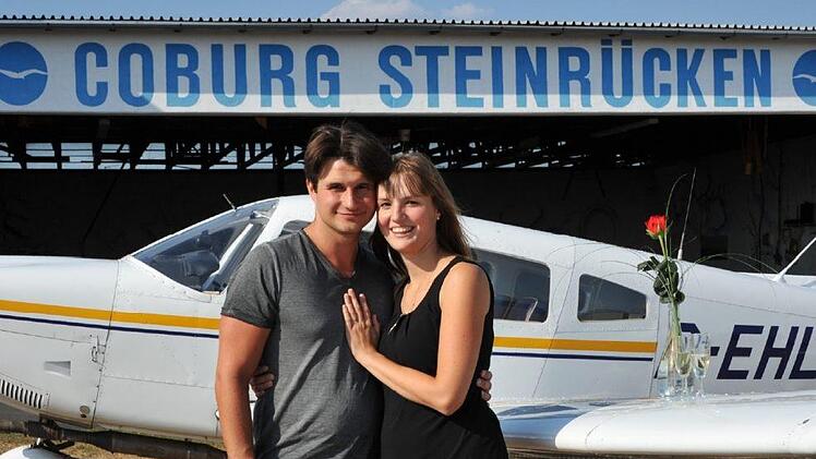 Als Verlobte gr&uuml;&szlig;en: Theresa Wirsing und  Ralf Thronicke.FAG Coburg