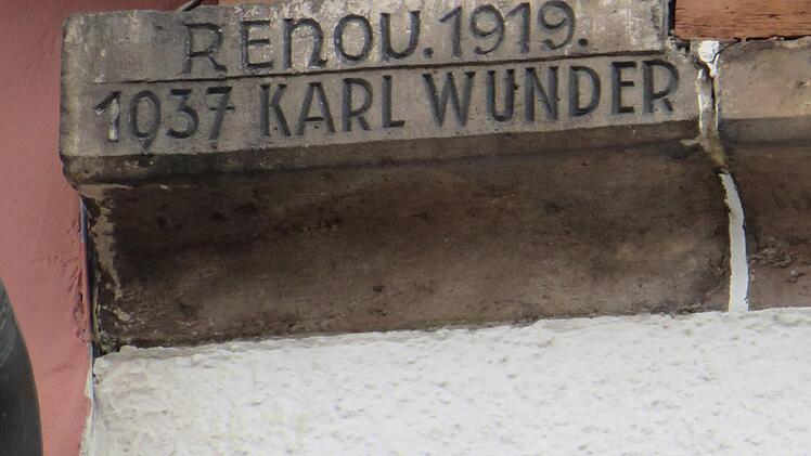 Eine kleine Inschrift erinnert an eine große Familie und ein für seine Zeit einzigartiges Geschäft. Foto: Erich Obrich