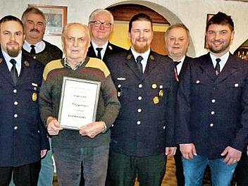 Stabwechsel bei der Feuerwehr Neufang; im Bild (von links) Schriftführer Ottmar Opel, Adolf Lauterbach, Kommandant Stefan Przyklenk, 2. Bürgermeister Karl Heinz Opel, Hans Opel, Guido Stolper, stellvertretender Kommandant Fabian Schmidt, Kassier Hermann Lauterbach, Vorsitzender Thomas Opel, Kassenprüferin Melanie Rothert und Bürgermeister Hermann Anselstetter  Foto: Werner Reißaus