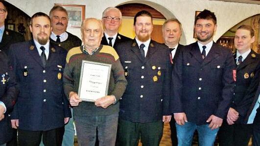 Stabwechsel bei der Feuerwehr Neufang; im Bild (von links) Schriftführer Ottmar Opel, Adolf Lauterbach, Kommandant Stefan Przyklenk, 2. Bürgermeister Karl Heinz Opel, Hans Opel, Guido Stolper, stellvertretender Kommandant Fabian Schmidt, Kassier Hermann Lauterbach, Vorsitzender Thomas Opel, Kassenprüferin Melanie Rothert und Bürgermeister Hermann Anselstetter  Foto: Werner Reißaus