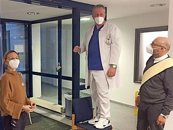 Chefarzt Martin Grauer bringt den Neujahrssegen persönlich über dem Haupteingang des Krankenhauses St. Anna an. Pflegedienstleitung Bianca Dotterweich assistierte ihm. Zuvor hatte Krankenhausseelsorger Georg Paszek das Haus gesegnet. Foto: St. Anna