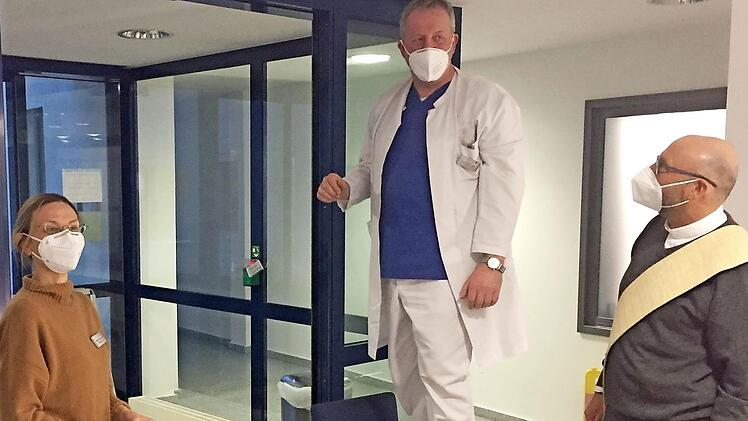 Chefarzt Martin Grauer bringt den Neujahrssegen persönlich über dem Haupteingang des Krankenhauses St. Anna an. Pflegedienstleitung Bianca Dotterweich assistierte ihm. Zuvor hatte Krankenhausseelsorger Georg Paszek das Haus gesegnet. Foto: St. Anna