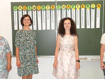 Ehrung für den besten Notendurchschnitt an der Hauswirtschaftsschule Bischofsheim. Das Bild zeigt (von links): Schulleiterin Christina Weber-Hoch, Theresa Seiffert (Bischofsheim), Veronika Urlaub (Thüngersheim) und Petra Illner (Maßbach).