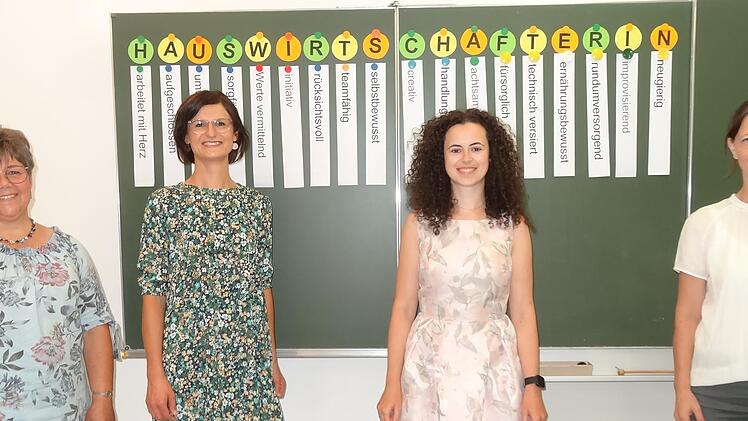 Ehrung für den besten Notendurchschnitt an der Hauswirtschaftsschule Bischofsheim. Das Bild zeigt (von links): Schulleiterin Christina Weber-Hoch, Theresa Seiffert (Bischofsheim), Veronika Urlaub (Thüngersheim) und Petra Illner (Maßbach).