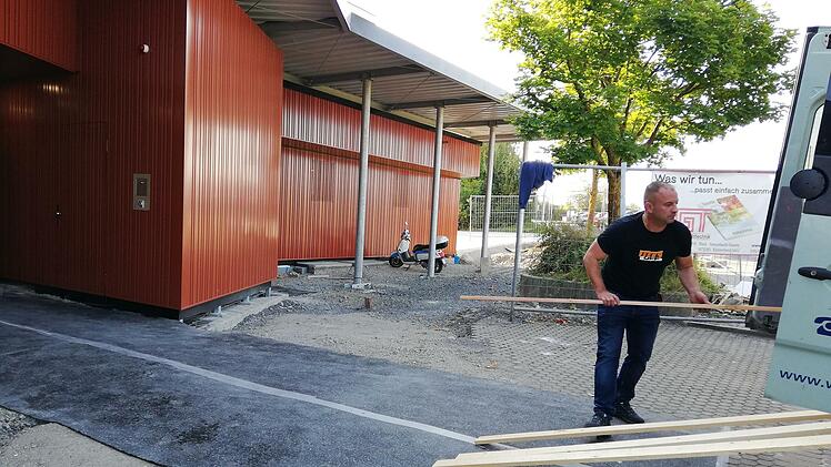 Es wird noch eifrig gearbeitet an der Mehrzweckhalle. Es handelt sich um Restarbeiten, so die Auskunft der Stadt. Foto: Heike Beudert