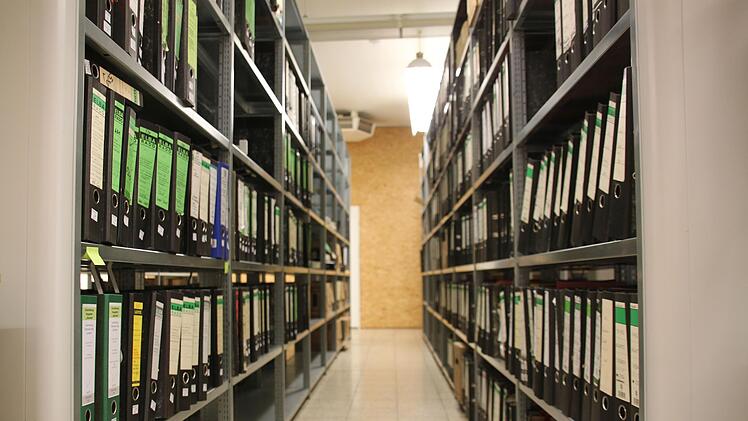 Blick ins Archiv, das derzeit im ehemaligen Kupsch untergebracht ist bis das neue B&uuml;rgerhaus fertig ist. Foto: Kerstin V&auml;th