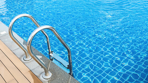 Würzburg: Grusliger Vorfall in Schwimmbad - Mann spielt vor Kindern an sich herum