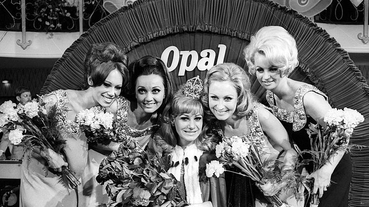 Lilian Atterer (Mitte) wurde 1968 zur "Miss Germany" gewählt. Der Wettbewerb, bei dem es lange ausschließlich um äußere Werte ging, ist heute nicht unumstritten.