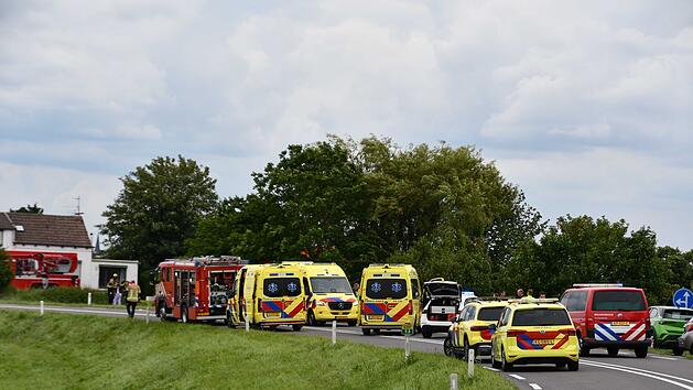 Auto schleudert in eine Sch&uuml;lergruppe in Vogelwaarde