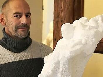 Ralf Ehmann mit  einer seiner Arbeiten in der Galerie Sculptur in der Oberen Sandstraße. Foto:  Barbara Herbst