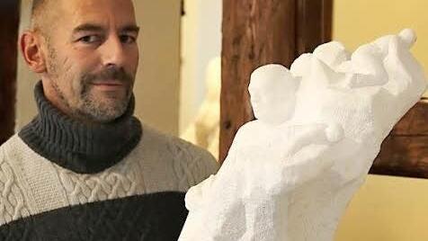 Ralf Ehmann mit  einer seiner Arbeiten in der Galerie Sculptur in der Oberen Sandstraße. Foto:  Barbara Herbst