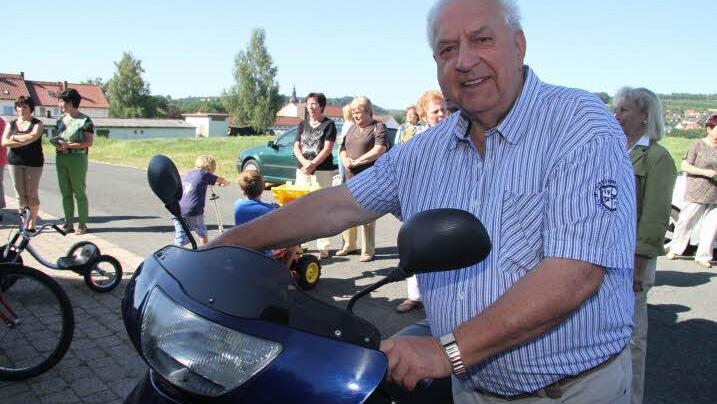 Eduard Kieslich hat seinen Motorroller segnen lassen.