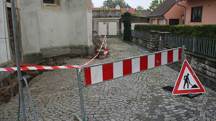 Rund um den Chor wurde direkt an der Außenmauer ein Graben gezogen. Foto: Röllinger