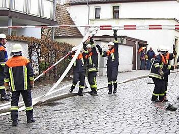 In der Fischergasse bauten die Feuerwehrleute eine Schlauchüberführung für die Wasserleitung vom Weißen Main zur Plassenburg auf.  Foto: Jürgen Hochgesang