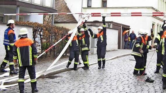 In der Fischergasse bauten die Feuerwehrleute eine Schlauchüberführung für die Wasserleitung vom Weißen Main zur Plassenburg auf.  Foto: Jürgen Hochgesang