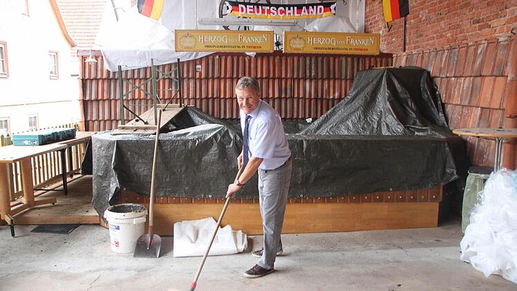 Zeitlofs´ Bürgermeister Wilhelm Friedrich bei den letzen Aufräumarbeiten, damit für das Public Viewing alles glänzt.  Foto: Sebastian Vogt