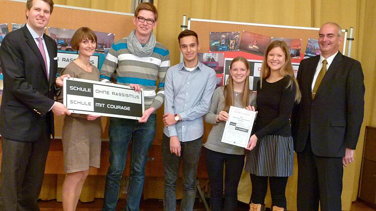 Bei der Übergabe (von links): Hubertus Prinz von Sachsen-Coburg und Gotha, Sabine Gerstner, Thomas Möller, Younes Ergin, Rahel Willmer, Lotta Grahmann und Direktor Burkhard Spachmann. Foto: Lothar Weidner