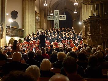 Begeisterten Schlussapplaus und Standing Ovations gab es nach der Aufführung von Edward Elgars Oratorium "König Olaf" als Gemeinschaftskonzert der katholischen Kantorei Bad Kissingen und des Münsterchors Herford im Herforder Münster. Am Samstag, 14. November, wird das Konzert auch in Bad Kissingen im Regentenbau aufgeführt.  Foto: Ahnert