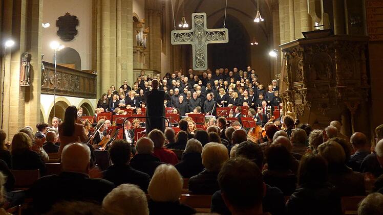 Begeisterten Schlussapplaus und Standing Ovations gab es nach der Aufführung von Edward Elgars Oratorium "König Olaf" als Gemeinschaftskonzert der katholischen Kantorei Bad Kissingen und des Münsterchors Herford im Herforder Münster. Am Samstag, 14. November, wird das Konzert auch in Bad Kissingen im Regentenbau aufgeführt.  Foto: Ahnert
