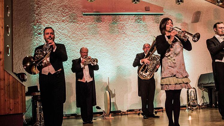 Harmonic Brass begeistert beim Neujahrskonzer im Rathaussaal Rödental.Foto: Jochen Berger