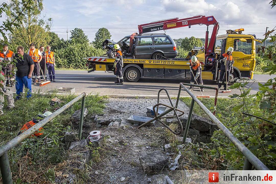 Auto prallt in Ottendorf gegen kleine Brücke