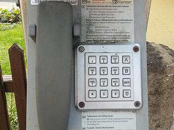 Sieht einfacher aus, als es dem Erstbenutzer erscheint. Mit zwei Zehnerla ist an einer Telekom-Basistation (wie hier in Steinfeld) nichts auszurichten. Foto: Sabine Christofzik