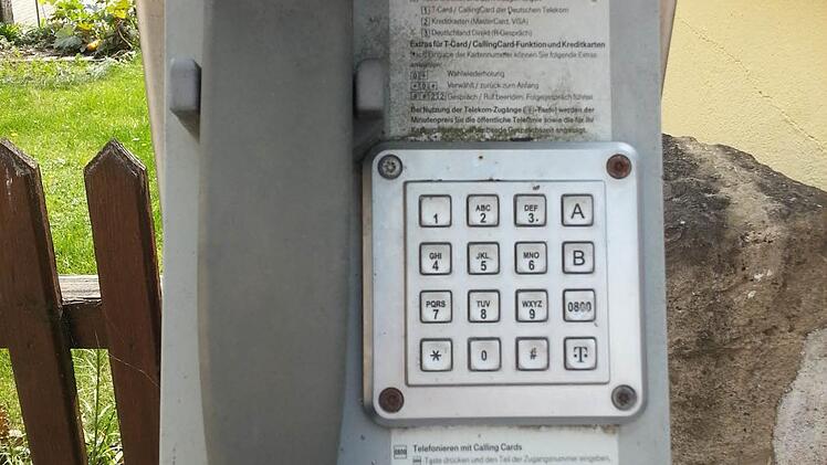 Sieht einfacher aus, als es dem Erstbenutzer erscheint. Mit zwei Zehnerla ist an einer Telekom-Basistation (wie hier in Steinfeld) nichts auszurichten. Foto: Sabine Christofzik