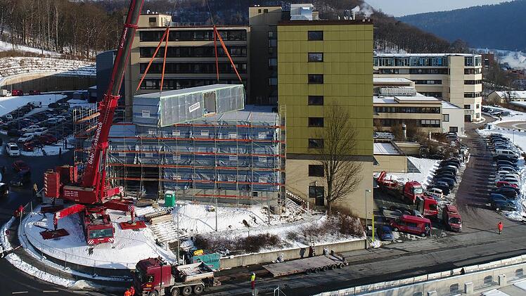 Am Mittwoch und Donnerstag hat der Riesenkran weitere, bis zu 37 Tonnen schwere Container auf den Klinikum-Vorplatz gehoben.