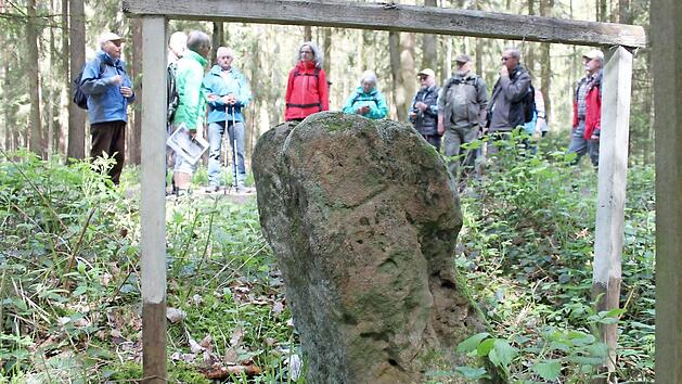 Dieser Stein bei Birkach ist als Art Hohheitszeichen zu verstehen, der Jagdbezirke ein- bzw. abgrenzt. Foto: Markus H&auml;ggberg