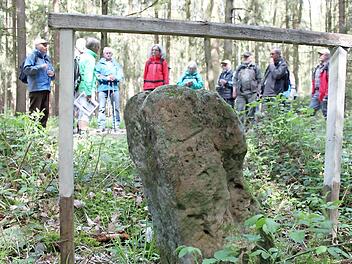Dieser Stein bei Birkach ist als Art Hohheitszeichen zu verstehen, der Jagdbezirke ein- bzw. abgrenzt. Foto: Markus Häggberg