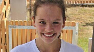 Konfirmandin Lea mit ihrem T-Shirt zur Einweihung des Gemeindehauses.