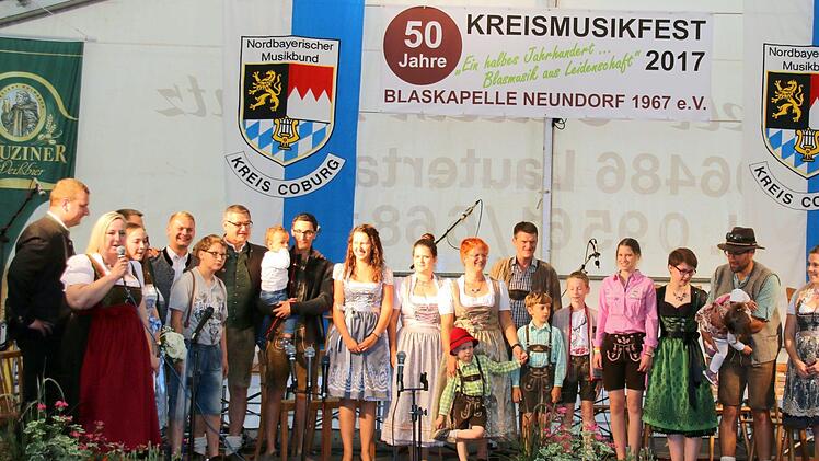 Für Stimmung im Zelt sorgten neben der Blasmusik Mitglieder der Neundorfer Blaskapelle, die - teilweise unterstützt von Familienangehörigen - bei der Trachtenmodenschau als Models auftraten. Foto: Bettina Knauth