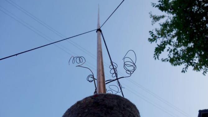 Mit solchen Antennen zapft Bildhauer Volker Ullenboom die "Vibes" an.Norbert Neugebauer