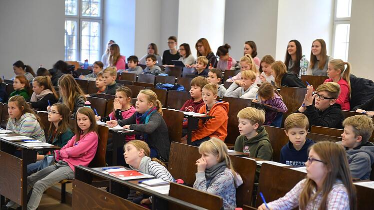 Mit Carmen Enss ging es in der ersten Kinder-Uni-Vorlesung auf eine Reise durch die Baugeschichte der italienischen Stadt Bari. Foto: Ronald Rinklef