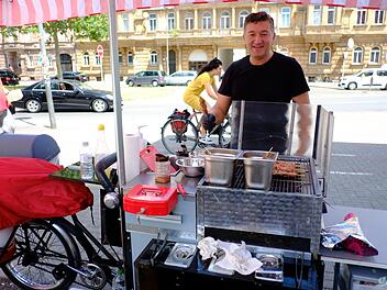 Frische griechische Küche auf Rädern: Evripidis Petras macht's möglich und fährt mit seinem Souvlaki-Bike durch Nürnberg. Foto: Nikolas Pelke