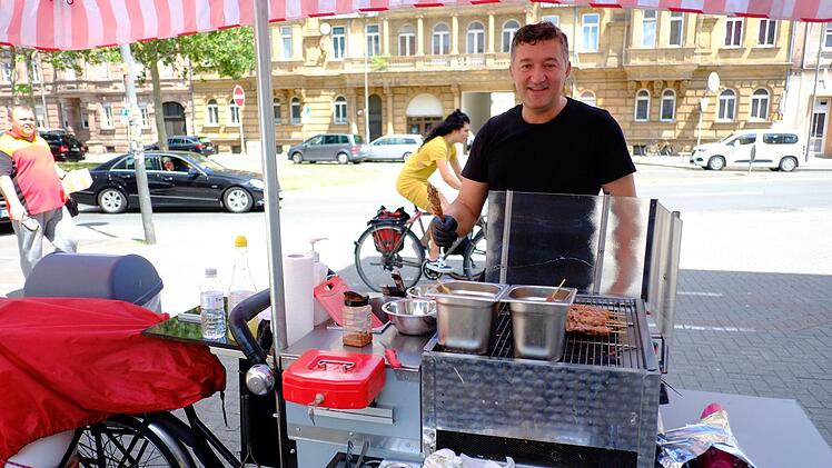 Frische griechische Küche auf Rädern: Evripidis Petras macht's möglich und fährt mit seinem Souvlaki-Bike durch Nürnberg. Foto: Nikolas Pelke