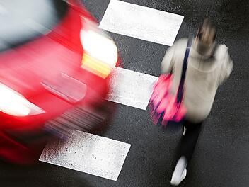 Kreis Kronach: Auto erfasst Fußgängerin (42) - Frau erleidet Gehirnerschütterung und schwere Verletzungen