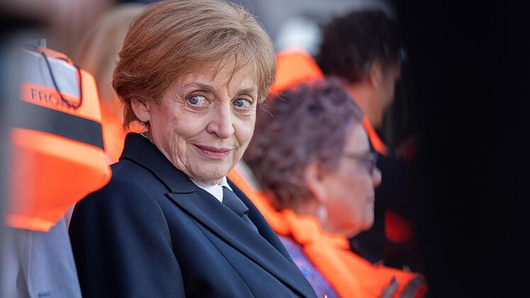 Katharina Thalbach spielt erneut Angela Merkel. Übrigens: Im wahren Leben ist sie etwa ein halbes Jahr älter als die Ex-Kanzlerin.