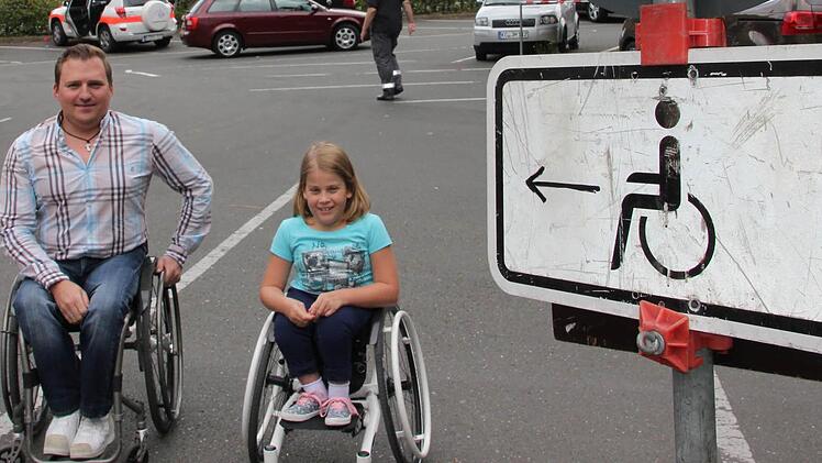 Sebastian Kotschenreuther und Nadine Hannweber besuchen das Freischie&szlig;en im Rollstuhl. Die Parkgeb&uuml;hr f&uuml;r Behinderte &auml;rgert sie. Foto: Corinna Igler