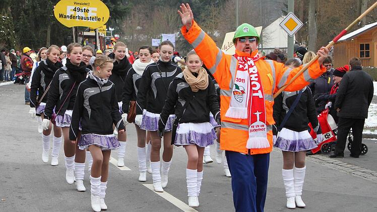 Der Vorsitzende des Faschingskomitees Mario Pfister führte den Zug mit seinen Tanzgruppen an.