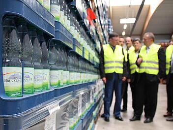 Die Lager sind gut gefüllt, der Sommer kann endlich kommen: Das Wetter macht der Staatlichen Mineralbrunnen AG bislang in diesem Jahr wenig Freude, das wurde auch beim Besuch von Landrat Thomas Bold sowie Vertretern von Gemeinde, Landratsamt und Agentur für Arbeit deutlich.