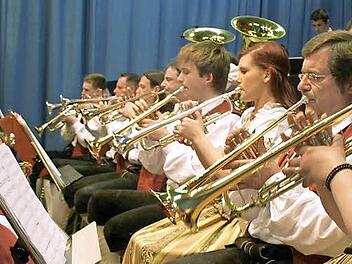 Die Flügelhörner und Trompeten füllen eine ganze Reihe aus. Von links: Johannes Renk, Frank Hauck, Ralf Müller, Jürgen Müller, Max Hollendonner, Carolin Kremer, Reinhold Merkl und Maria Wrobel. Unter anderem diese Musiker begeisterten beim Osterkonzert. Fotos: Susanne Deuerling